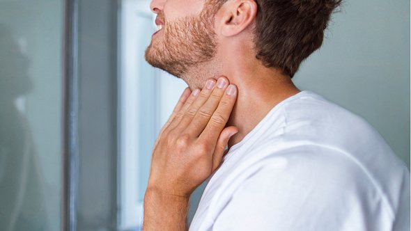 Knubbel am Hals können schmerzhaft sein. - Foto: iStock/Maridav