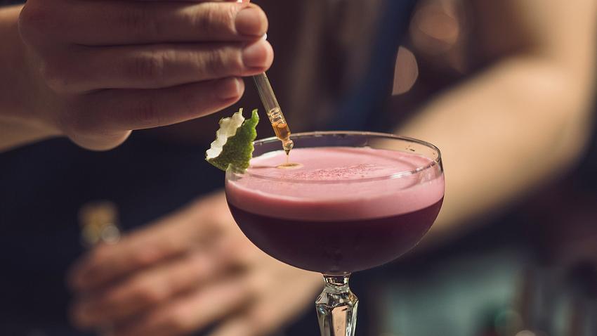Substanz wird in Cocktail getropft - Foto: iStock/AntGor