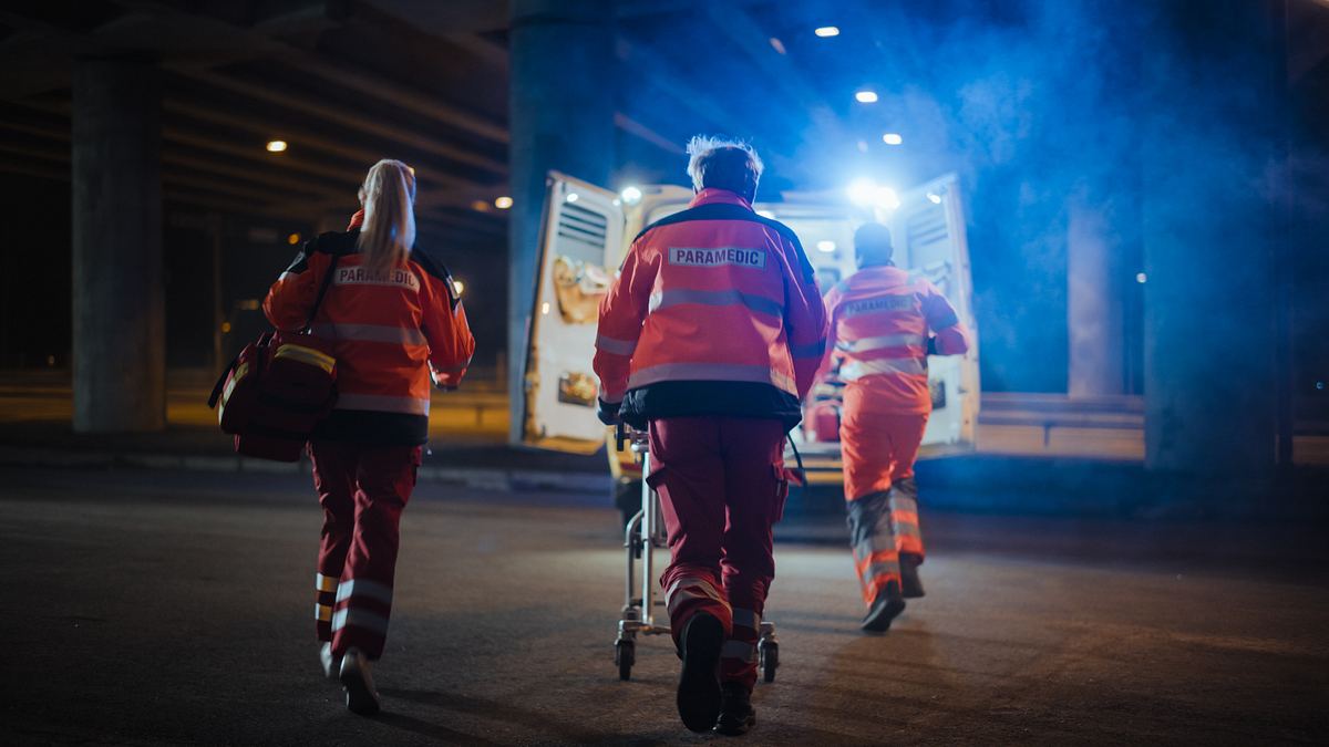 Rettungssanitäter laufen zum Krankenwagen