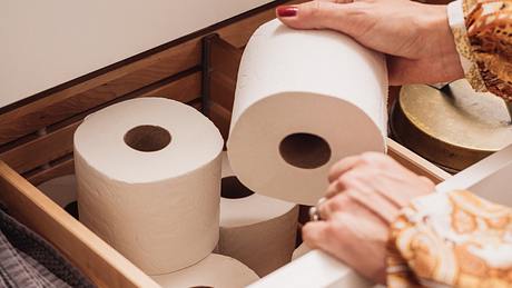 Person holt Toilettenpapier aus einer Schublade - Foto: iStock/knape