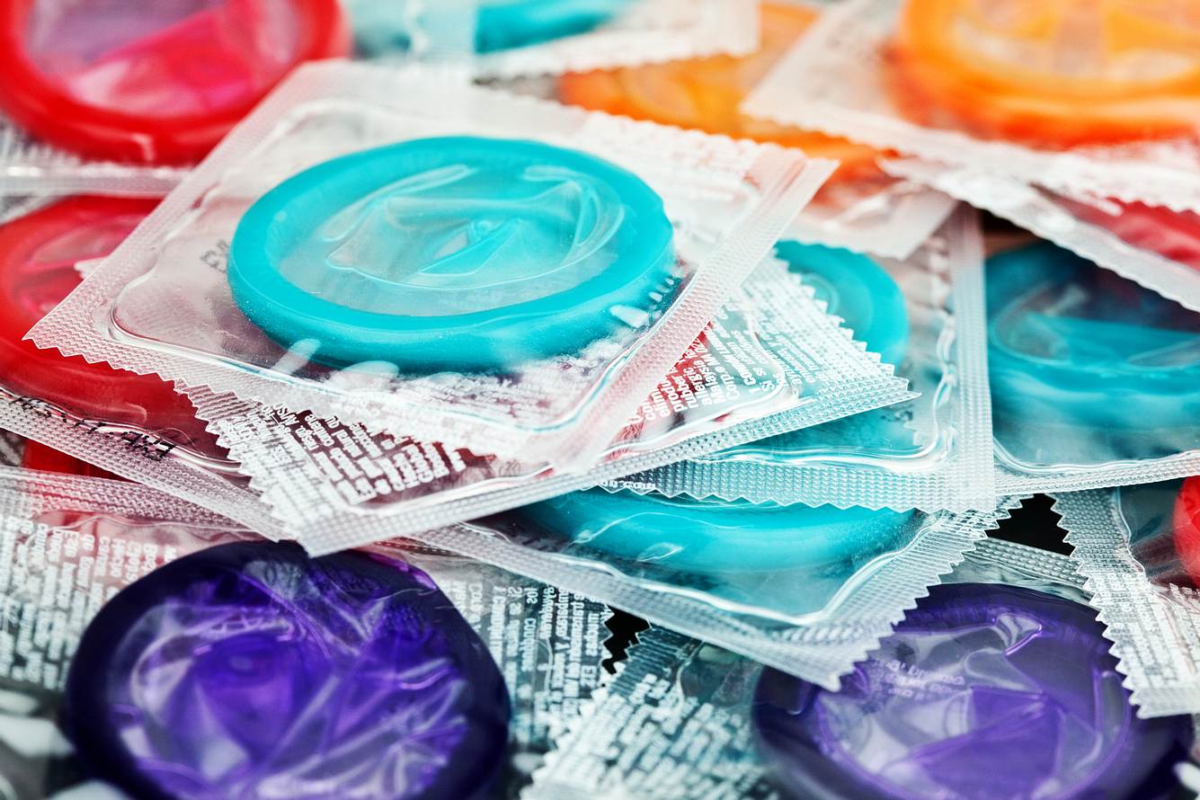 Bunte Kondome liegen auf einem Haufen