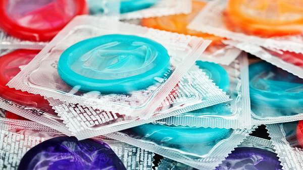 Bunte Kondome liegen auf einem Haufen - Foto: iStock/CatLane