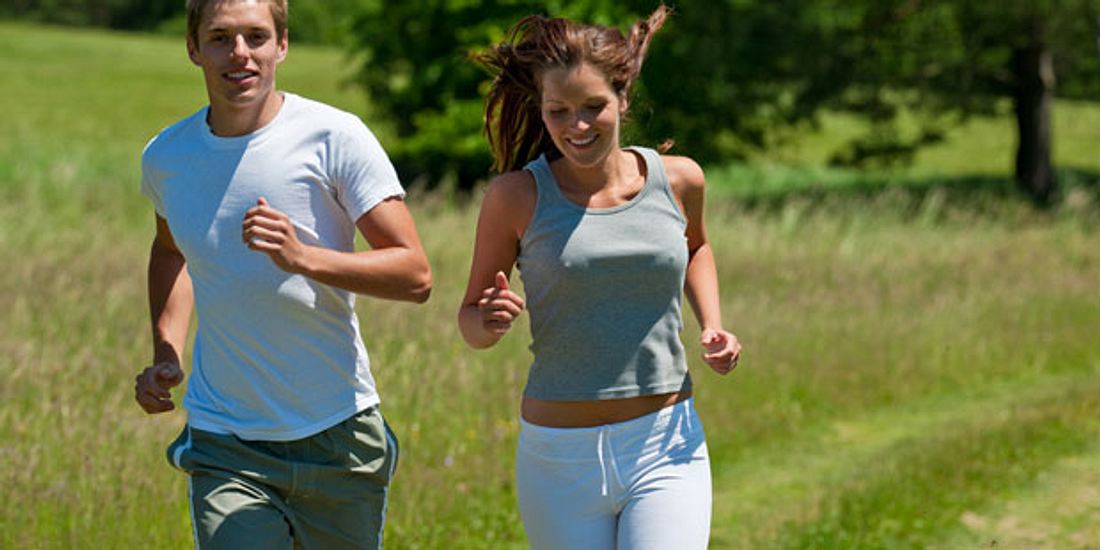 Ein Paar joggt gemeinsam
