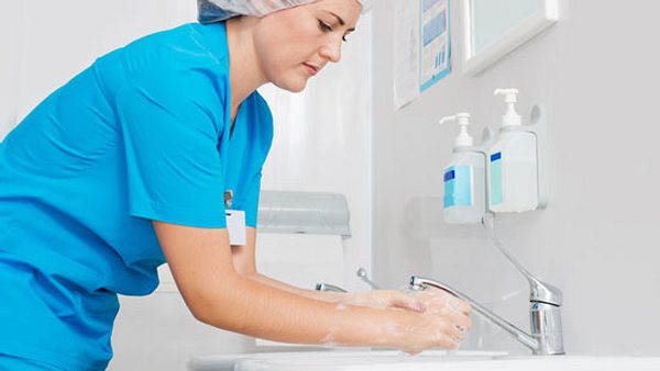 Händewaschen schützt vor Krankenhauskeimen – die können eine Blutvergiftung verursachen - Foto: Shutterstock