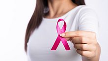 Eine Frau hält eine rosa Brustkrebs-Schleife in der Hand - Foto: iStock/spukkato
