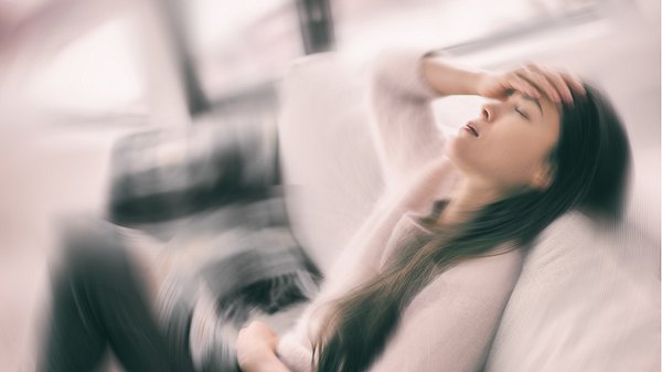 Kreislaufbeschwerden zeigen sich oft durch Schwindel. - Foto: iStock/Maridav
