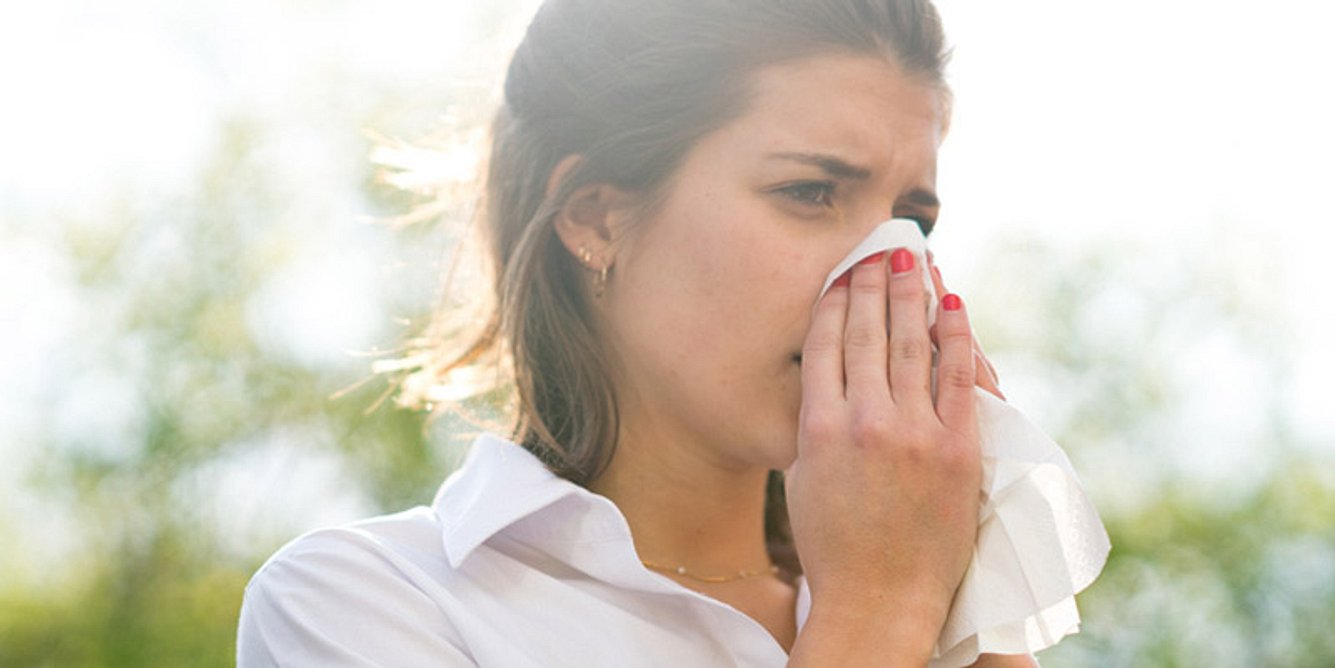 Eine Frau reagiert allergisch auf Pollen