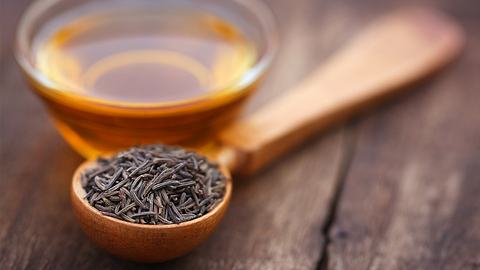 Schale mit Kreuzkümmelöl auf einem Holztisch - Foto: iStock/bdspn