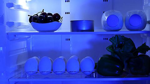 Blaues Licht in einem Kühlschrank - Foto: Fotolia