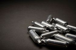 Lachgas in Kartuschen - Foto: iStock/Sohl Lachgas in Kartuschen - Foto: iStock/Sohl