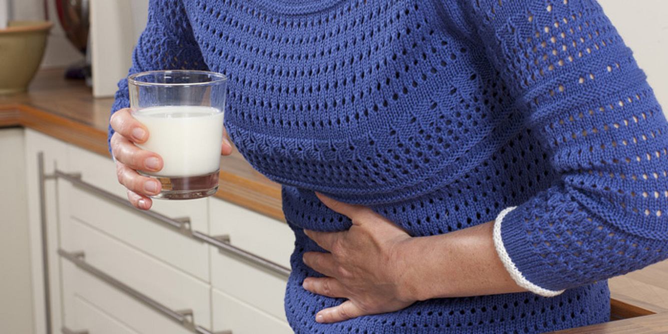 Eine Laktoseintoleranz kann sich unter anderem durch die Symptome Bauschmerzen, Blähungen und Durchfall äußern