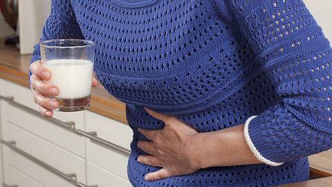 Eine Laktoseintoleranz kann sich unter anderem durch die Symptome Bauschmerzen, Blähungen und Durchfall äußern - Foto: Fotolia