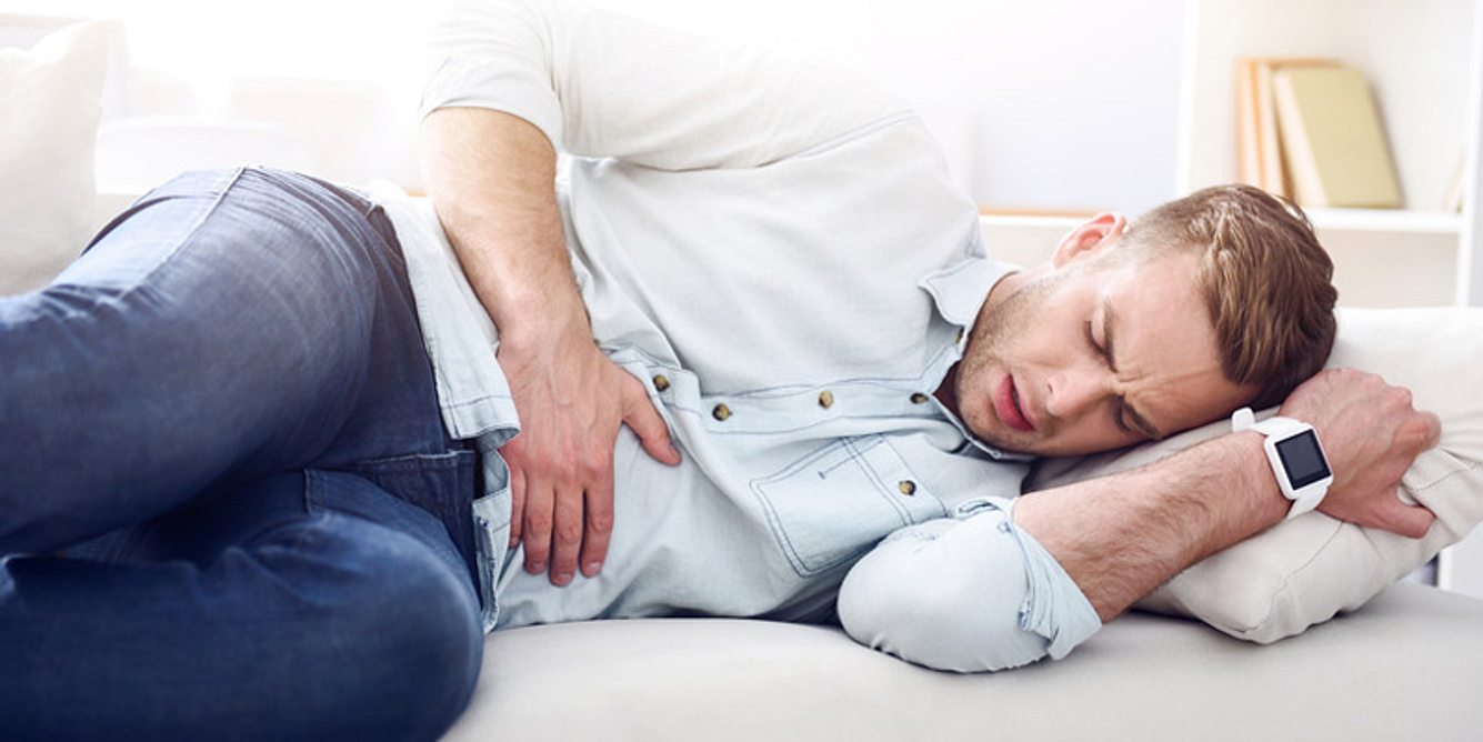 Zu den typischen Laktoseintoleranz-Symptomen gehören starke Bauchschmerzen, Durchfall und Blähungen