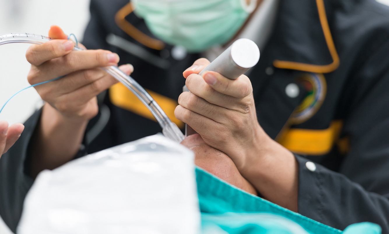 Eine Kehlkopfentzündung kann durch eine Laryngoskopie diagnostiziert werden.