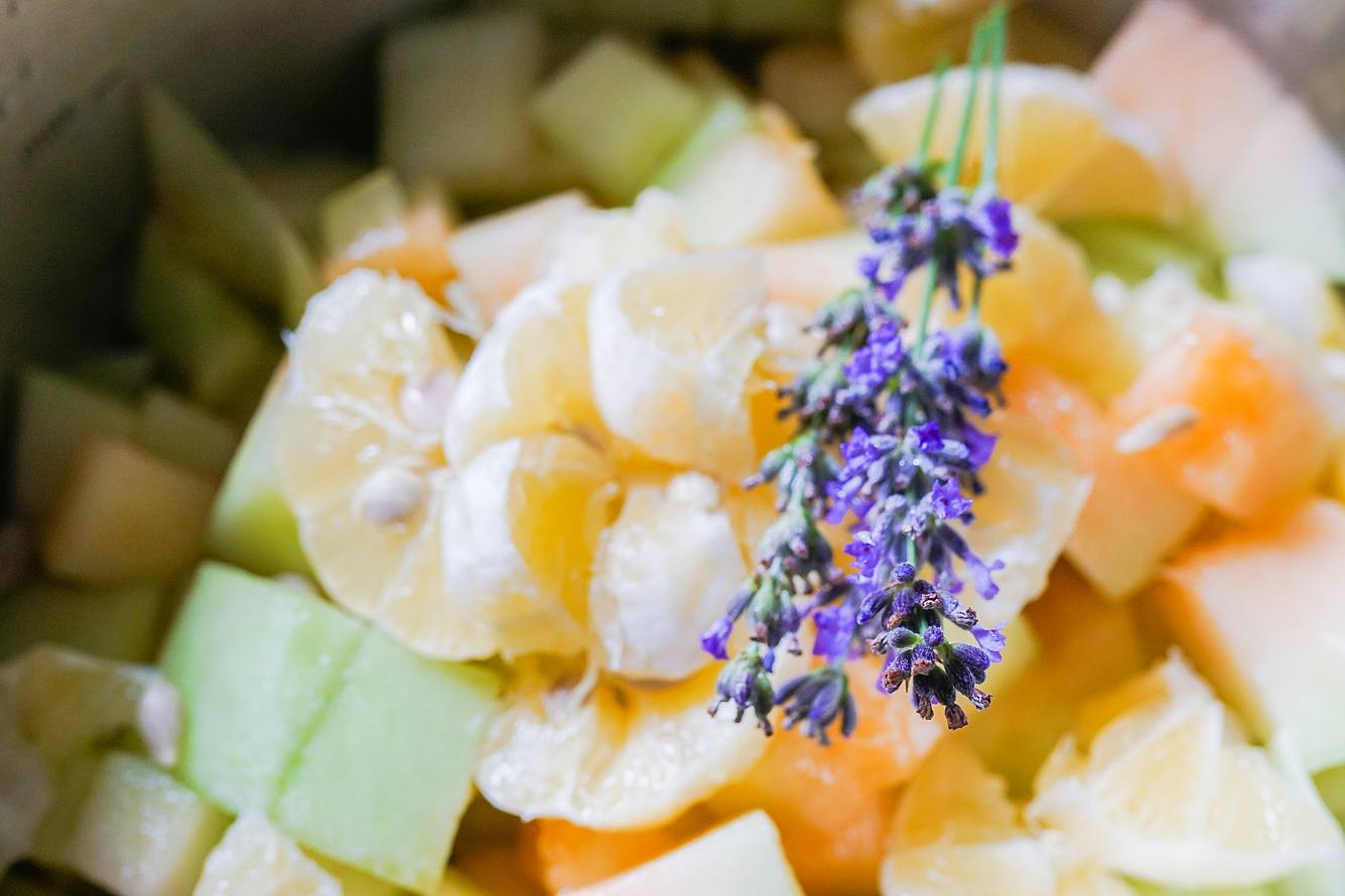 In einer Frucht-Bowl ist neben Melone und Orange auch Lavendel enthalten. 