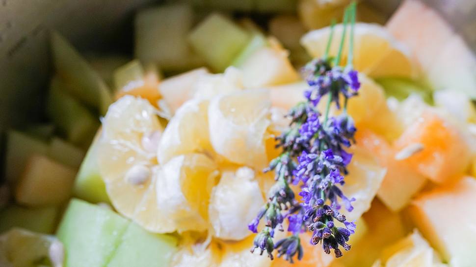 In einer Frucht-Bowl ist neben Melone und Orange auch Lavendel enthalten - Foto: iStock/fatos pur