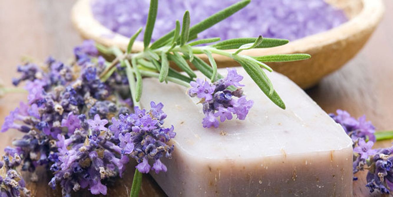 Ob für die Badewanne oder als Tee, Lavendel ist vielseitig einsetzbar