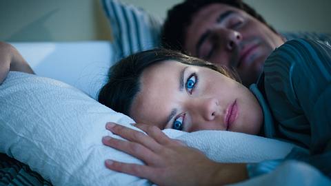 Frau mit Schlafstörung und Ängsten - Foto: Getty images
