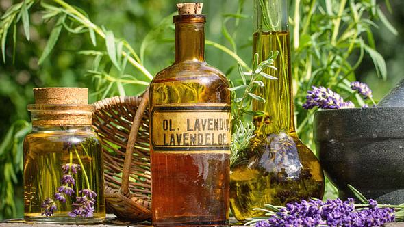 Lavendelöl hilft bei Sonnenallergie - Foto: Fotolia