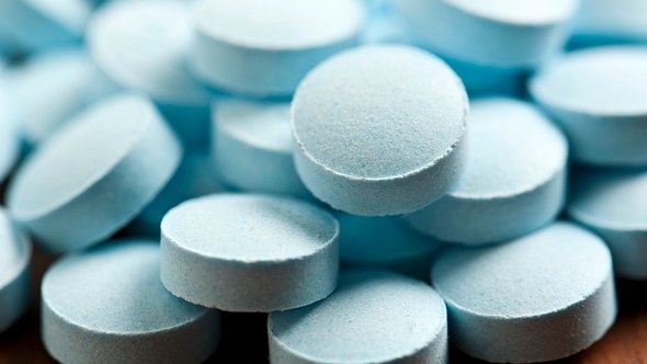 blaue Tabletten - Foto: Istock/Juanmonino