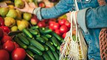 Frau kauft Gemüse und Obst - Foto: iStock/ArtMarie