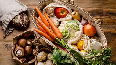 Verschiedene Obst- und Gemüsesorten - Foto: istock/lisovskaya