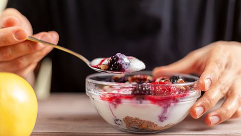 Frau isst Müsli mit Joghurt - Foto: iStock/Grandbrothers