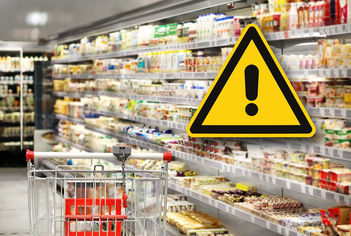Supermarktregale und Warnschild