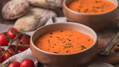 Tomatensuppe in einer Schüssel - Foto: iStock/Angela Kotsell