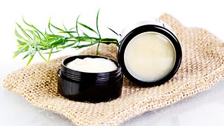 Lippgloss im Tiegel - Foto: istock/bluehill75