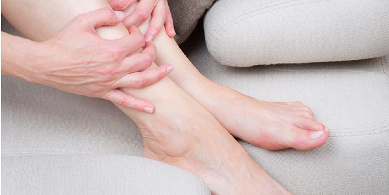 Bei einem Lipödem leiden die Patientinnen unter Schmerzen in den Beinen