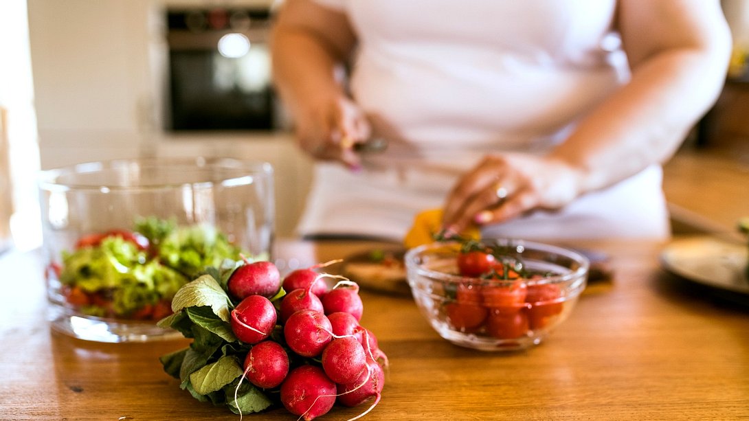 Eine Frau schneidet Gemüse - Foto: iStock_iStock_GrapeImages