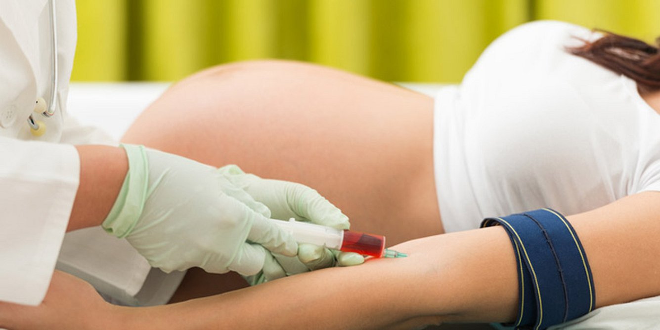 Einer schwangeren Frau wird Blut entnommen