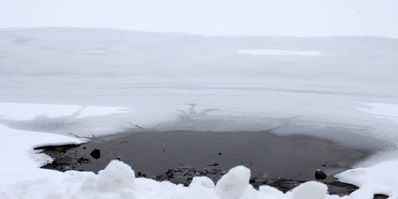 Ein Loch in einem zugefrorenen See