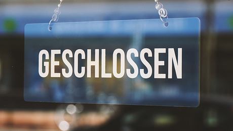 Geschlossen-Schild hängt innen an einer Glastür - Foto: Istock/Axel Bueckert Geschlossen-Schild hängt innen an einer Glastür - Foto: Istock/Axel Bueckert