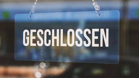 Geschlossen-Schild hängt innen an einer Glastür - Foto: Istock/Axel Bueckert