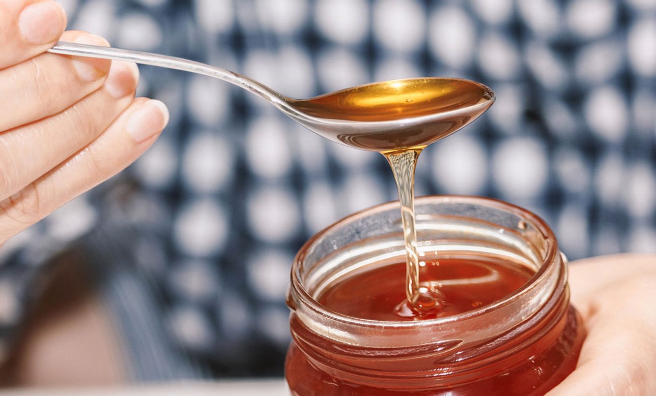 Honig auf einem Löffel als Mittel gegen Reizhusten