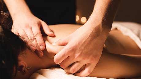 Die Lomi-Lomi-Massage ist ein ganzheitliches Erlebnis. - Foto: iStock/yannik88
