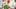 Bauch einer Schwangeren von oben, vor ihr ein Tablett mit Salat und Croissant; in der Hand hält sie einen Apfel - Foto: iStock-636752590 Pekic