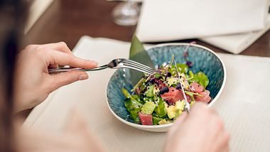 Frau isst Salat - Foto: iStock/Zinkevych