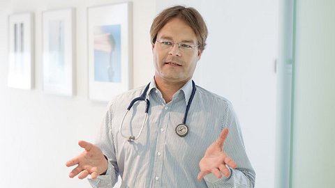 Dr. Dierk Heimann erkennt die Lungenembolie Anzeichen - Foto: Christof Mattes für TV Hören und Sehen