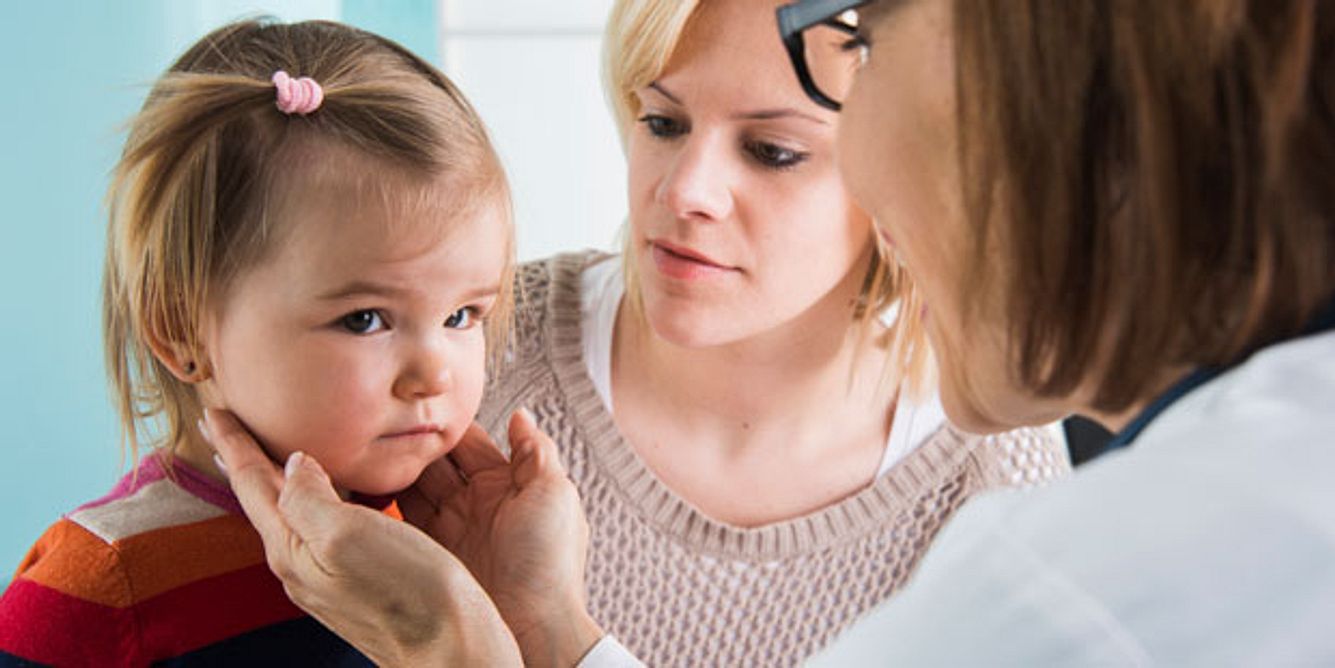 Kleinkind mit vergrößerten Lymphknoten - Abtasten bei der Kinderärztin