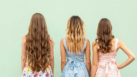 Mädchen mit langen Haaren und Sommerkleidern - Foto: iStock/Khosrork