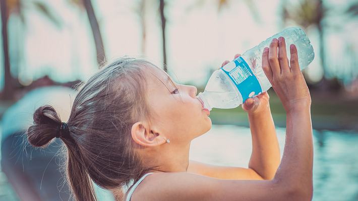 Mädchen trinkt Wasser - Foto: istock/Alfira Poyarkova