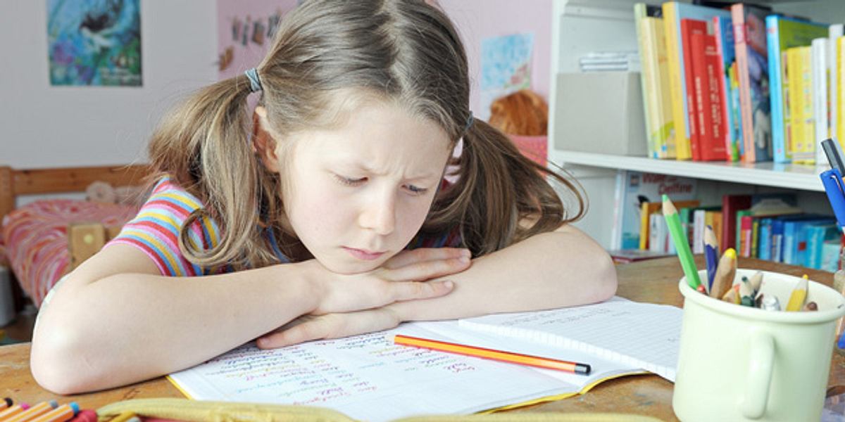Maedchen Probleme bei den Hausaufgaben Legasthenie faellt oft schon im Grundschulalter auf