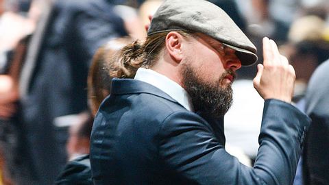 Auch Leonardo DiCaprio hat einen Männer-Dutt getragen - Foto: Corbis