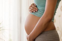 Schwangere Frau umarmt ihren Bauch - Foto: iStock/SanyaSM Schwangere Frau umarmt ihren Bauch - Foto: iStock/SanyaSM