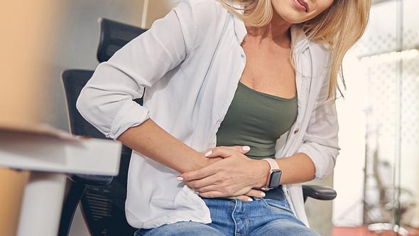 Frau hält sich den Magen vor Schmerzen - Foto: iStock/Svitlana Hulko