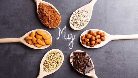 Magnesiumreiche Lebensmitte auf Holzlöffel - Foto: iStock_cegli