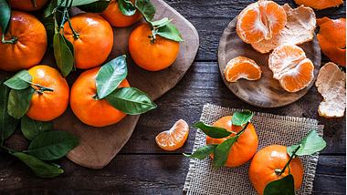 Mandarinen auf einem Holztisch - Foto: iStock/fcafotodigital